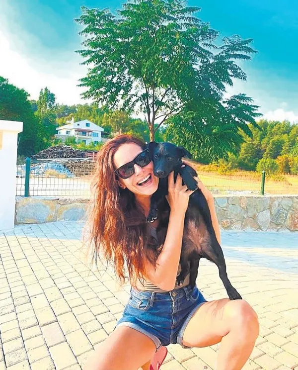 katalog-degil-tatil-melis-sezen-bikinisi-ile-plajda-sov-yapti-1630185537756.jpeg Katalog değil tatil! Melis Sezen bikinisi ile plajda şov yaptı-8
