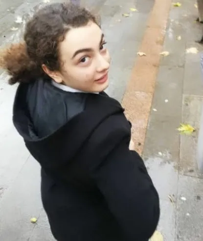 Masumlar Apartmanı Safiye'nin küçüklüğünü kim oynuyor? Safiye'nin gençliğini oynayan İrem Kübra Bakırtaş kaç yaşında?-7