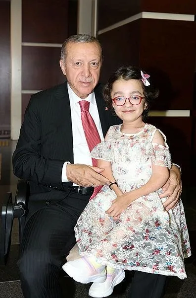 tayyip-dedemi-gormek-istiyorum-demisti-baskan-erdogan-ile-gorusen-cam-kemik-hastasi-hiranin-hayali-gercek-oldu-1659974880081.jpeg "Tayyip dedemi görmek istiyorum" demişti! Başkan Erdoğan ile görüşen cam kemik hastası Hira'nın hayali gerçek oldu-4
