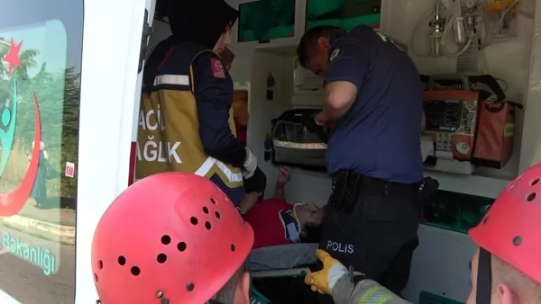 1687428023243.jpg Pendik'te İETT otobüsü ağaca çarptı! Ön camı tuzla buz olan otobüste 4 yolcu yaralandı-6