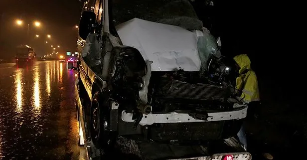 Feci kaza! Minibüs TIR'a arkadan çarptı