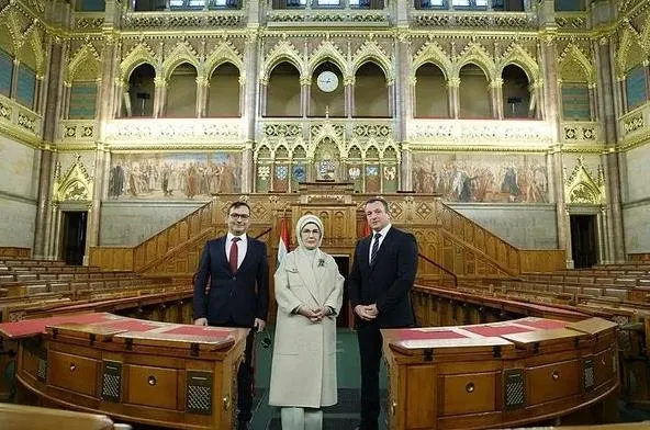 emine-erdogan-macaristan-parlamento-binasi-ile-turk-macar-kultur-yilina-ozel-sergiyi-gezdi-1702923875782.jpeg Emine Erdoğan Macaristan Parlamento Binası ile Türk-Macar Kültür Yılı'na özel sergiyi gezdi-3