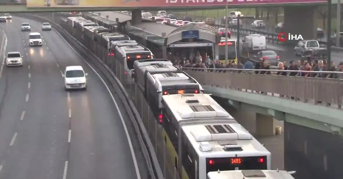 İstanbul'da Metrobüs yoğunluğuna çözüm bulunamıyor!
