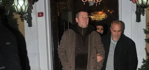 Vitrinlere bakıyorum