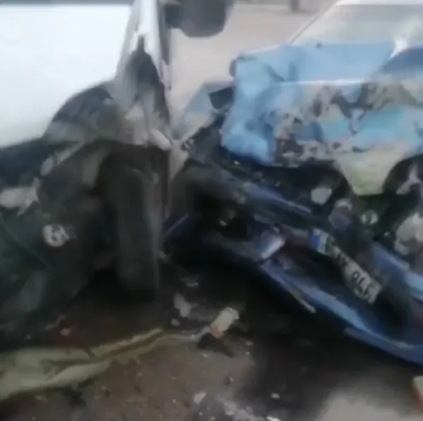 koronavirus-kisitlamasi-sirasinda-bursada-kamyonetiyle-trafikte-olan-surucu-canli-yayin-yaparken-kazayi-kaydetti-1609142002353.jpg Koronavirüs kısıtlaması sırasında Bursa'da kamyonetiyle trafikte olan sürücü canlı yayın yaparken kazayı kaydetti-2