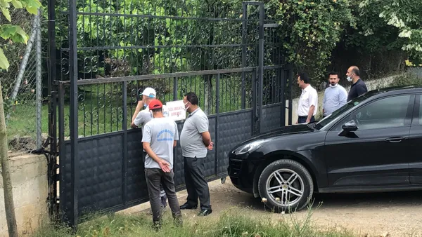 son-dakika-iyi-partili-lutfu-turkkanin-kocaeli-dilovasindaki-kacak-ciftligi-yikim-oncesi-tahliye-ediliyor-1624271754791.jpg SON DAKİKA: İYİ Partili Lütfü Türkkan'ın Kocaeli Dilovası'ndaki kaçak çiftliği yıkım öncesi tahliye ediliyor-4