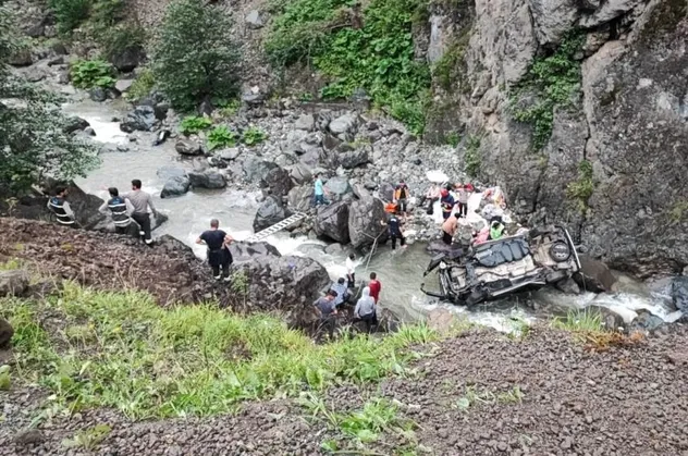 Trabzon'da kaza: Araç dereye yuvarlandı
