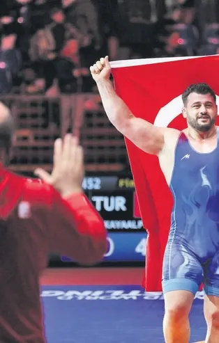 Rıza Kayaalp Avrupa Şampiyonası'nda altın madalya kazandı! Bin cumhuriyet altınını SMA hastası Eslem'e bağışladı