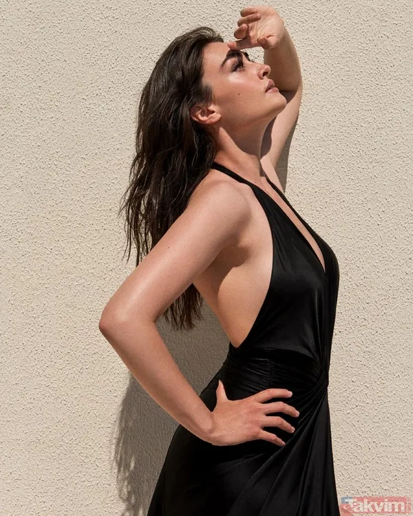 Esra Bilgiç süper minisini giydi kitaplarıyla poz verdi! ‘Liseli’ yorumları havada uçuştu tarzı sosyal medyayı salladı - 1