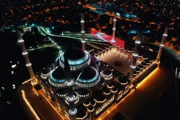 Koronavirüs nedeniyle ibadete kapalı olan Çamlıca Camii Kadir Gecesi'nde havadan görüntülendi-4