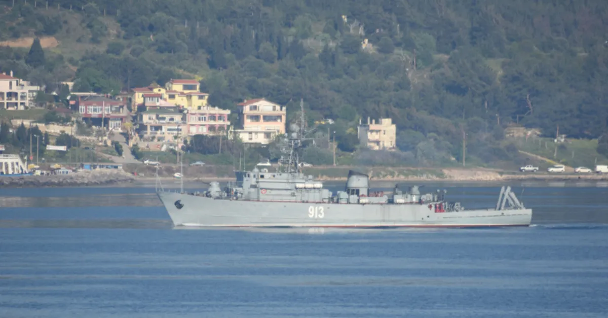 Rus savaş gemisi Çanakkale Boğazı'ndan geçti