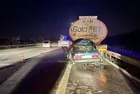 Tankere arkadan çarpan otomobil kağıt gibi ezildi: 3 ölü