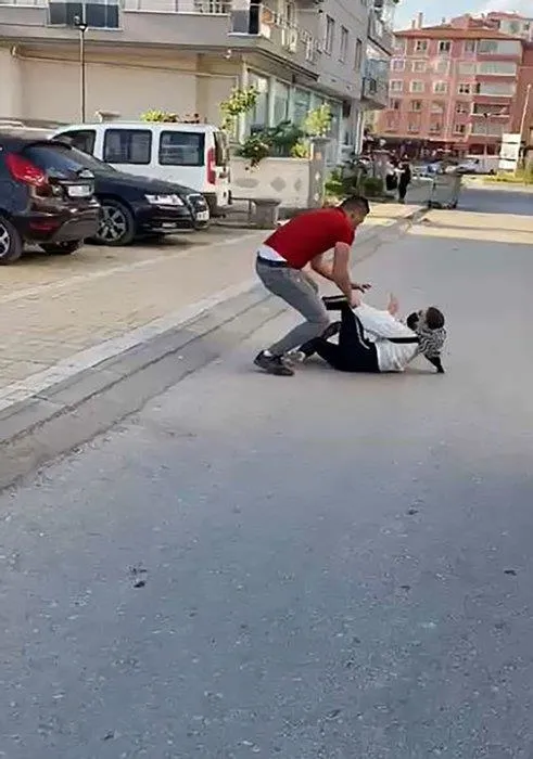 Boşanma kavgasında tekmeler havada uçuştu! Kadına şiddet kamerada-4