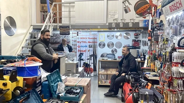 Bursa'daki depremden çayıyla kaçtı! Sosyal medyada viral olan o görüntü-4