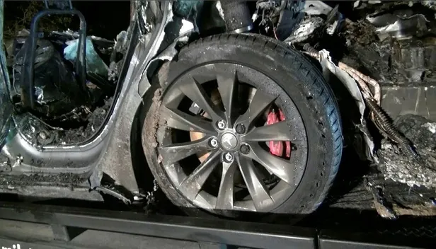 SON DAKİKA: Tesla'nın yaptığı kaza sonrası 5,6 milyar dolar kaybeden Elon Musk: Caddede şerit çizgileri yoktu-5