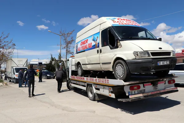 kacak-gocmenleri-tasiyan-minibus-polise-carpti-1652100477095.jpg