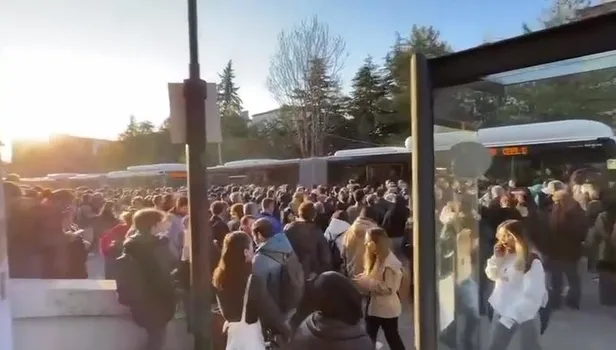 Ankara'da ulaşım çileye döndü! Mansur'un EGO'su yolda kaldı! Metro arızası sonrası gelen otobüsler de bozuk çıktı