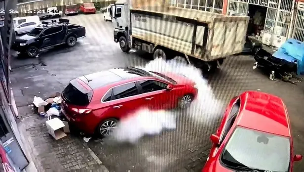 rizede-korku-dolu-anlar-kamyon-lastigi-bomba-gibi-patladi-3-is-yeri-hasar-gordu-1664976069203.jpeg Rize'de korku dolu anlar! Kamyon lastiği bomba gibi patladı: 3 iş yeri hasar gördü-3