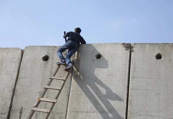 Filistinliler cuma namazı için İsrail'in engellerini böyle aşıyor-2