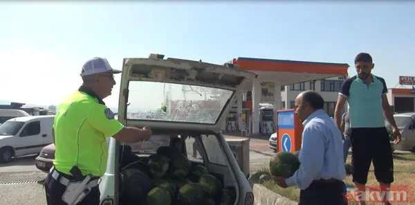 Çorum'da TIR devrildi, yol karpuz tarlasına döndü - 13