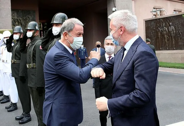 Son dakika: Bakan Akar, İtalya mevkidaşı ile bir araya geldi: İtalyanca selam jesti-1