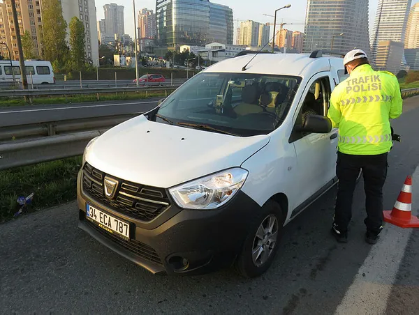 istanbulda-cakarli-arac-denetimi-yapildi-cezalar-havada-ucustu-1636960666821.jpg İstanbul'da "çakarlı araç" denetimi yapıldı! Cezalar havada uçuştu-6