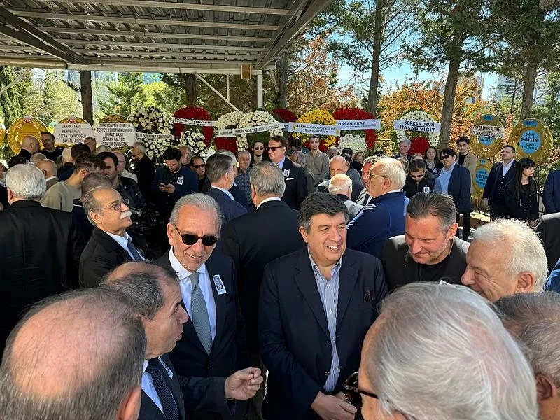 TSYD'nin eski başkanlarından Togay Bayatlı son yolculuğuna uğurlandı! Cenazede soğuk rüzgarlar: Ali Koç ve Hasan Arat, Dursun Özbek ile yan yana gelmedi-4