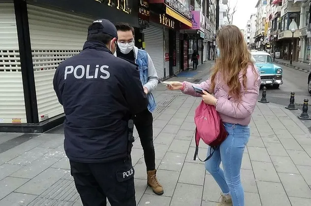Son dakika: İstanbul'da 20 yaş altı ve 65 yaş üstündekilere koronavirüs denetimi! Polis tek tek kimlik sordu