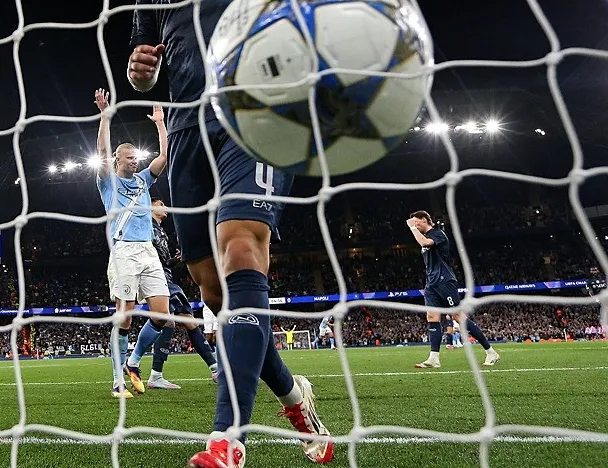 Manchester City Napoli’yi iki golle yıktı