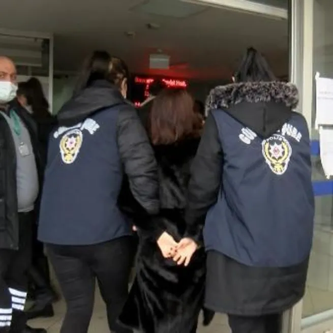 Başkan Erdoğana hakaret edip gözaltına alınan Sedef Kabaştan ters kelepçe tiyatrosu! Video görüntüsü algı oyununu bozdu