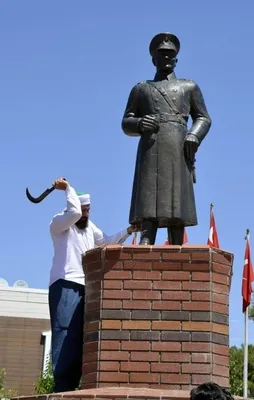 Siverek'te provokasyon! Atatürk heykeline saldırdılar