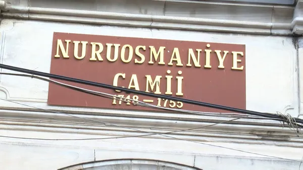 istanbulda-tarihi-esere-buyuk-saygisizlik-fatihte-nuruosmaniye-kulliyesi-sebili-kilim-sergisine-dondu-1643621462738.jpg İstanbul'da tarihi esere büyük saygısızlık! Fatih'te Nuruosmaniye Külliyesi sebili kilim sergisine döndü-2