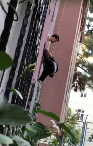 Beyoğlu'nda pencereden kaçmaya çalışan hırsız ensesinden yakalandı!