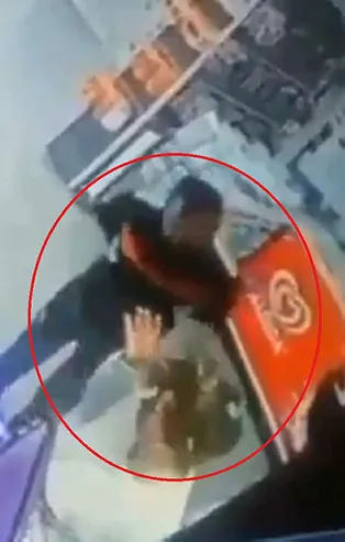 İnsanlık ölmüş dedirten olay: Akaryakıt istasyonunda eski sevgilisini darp edip boğazına bıçak dayadı! Kimse yardım etmedi!