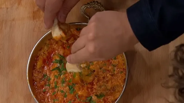 materchef-cakalli-menemeni-nasil-yapilir-samsunun-meshur-cakalli-menemen-tarifi-1697478420067.jpg MATERCHEF ÇAKALLI MENEMEN nasıl yapılır? Samsun'un meşhur Çakallı Menemen tarifi!-5