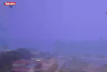 Çeşme'de şimşekler geceyi aydınlattı