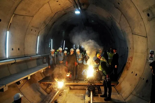 İstanbul'a yeni metro hattı! Ulaştırma ve Altyapı Bakanı Adil Karaismailoğlu ilk ray kaynağını yaptı! 2023'te hizmete giriyor