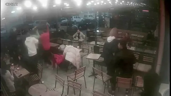 1641540781655.jpg Beylikdüzü'nde sandalyelerin havada uçuştuğu kavga kameralarda!-3