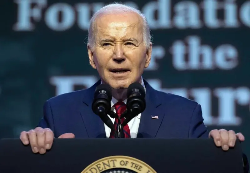 joe-bidendan-prompter-faciasi-durakla-talimatini-da-okudu-saksakcilar-zor-kurtardi-1714035005388.jpeg Joe Biden’dan prompter faciası! ‘Durakla’ talimatını da okudu: Şakşakçılar zor kurtardı-2