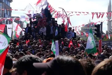 CHP’nin Van mitinginde Türk bayrağını çiğnediler!