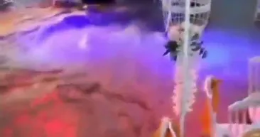 Burdurda sağanak yağış sele neden oldu! Düğünde sadece gelin damat değil herkes ıslandı misafirler masalara çıktı