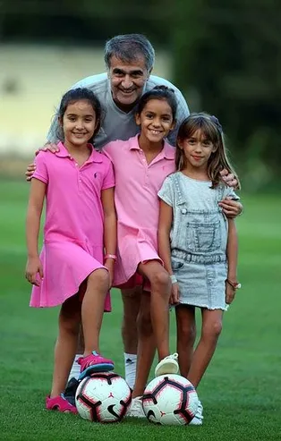 Güneş torunuyla top oynadı