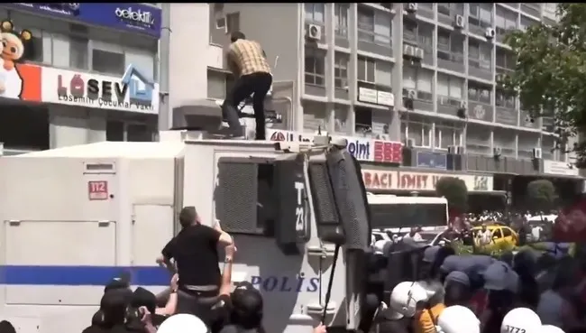 izmirde-izinsiz-miting-inadi-provokasyona-donustu-tomaya-saldiran-vandala-gozalti-1779798931372.jpeg İzmir’de izinsiz miting inadı provokasyona dönüştü | TOMA’ya saldıran vandala gözaltı | Özel'in meydan boş kaldı-5