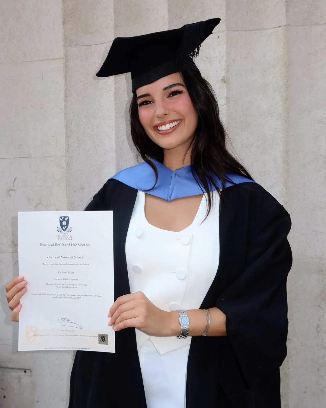 yasemin-yazici-liverpool-universitesinde-yilin-tezi-odulunu-aldi-1785483398540.jpg Oyuncu Yasemin Yazıcı'dan akademik başarı: Liverpool Üniversitesi'nden ödül aldı-5