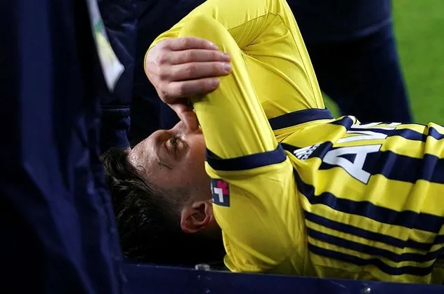 Fenerbahçe'nin yıldızı Mesut Özil sakatlık sonrası koltuk değnekleriyle böyle görüntülendi