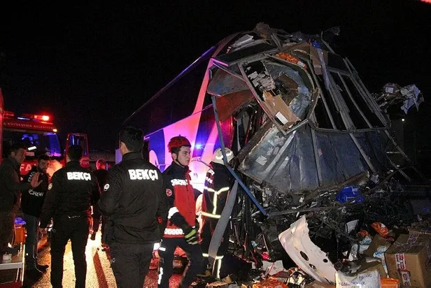 Düzce'de otobüs, otoyolda hatalı dönüş yapan TIR’a çarptı: 2 ölü, 35 yaralı-2