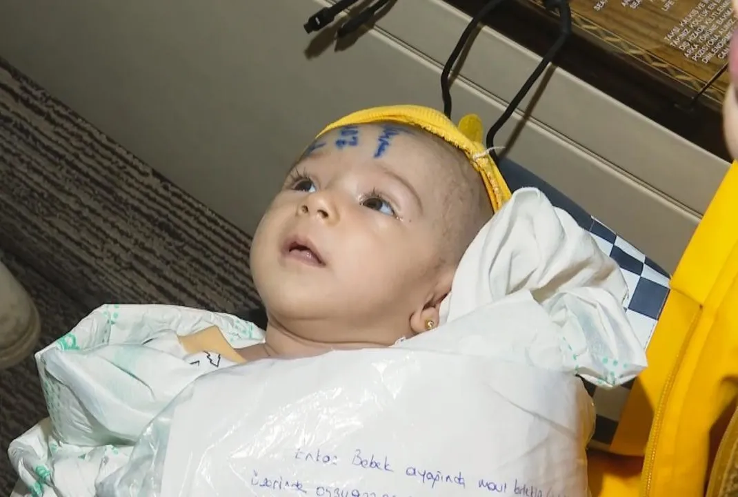 Enkaz bebek amcasına teslim edildi