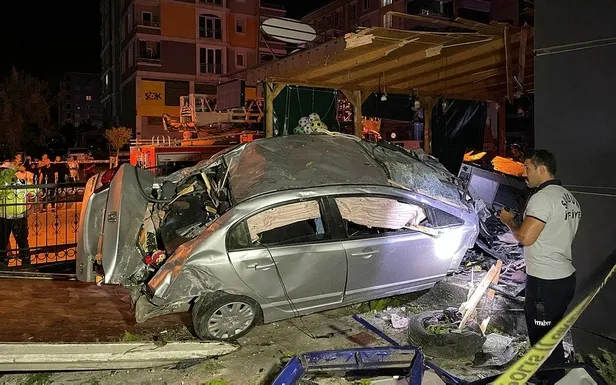 samsunda-kaldirma-carpan-otomobil-25-metre-takla-atti-2-kisi-hayatini-kaybetti-1655432299535.jpeg