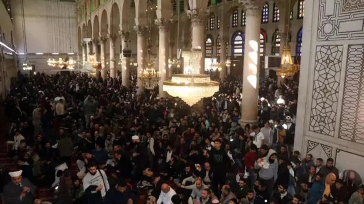 Özgürlüğün ilk cuması! Şam'daki tarihi Emevi Camii'nde Esad sonrası ilk Cuma