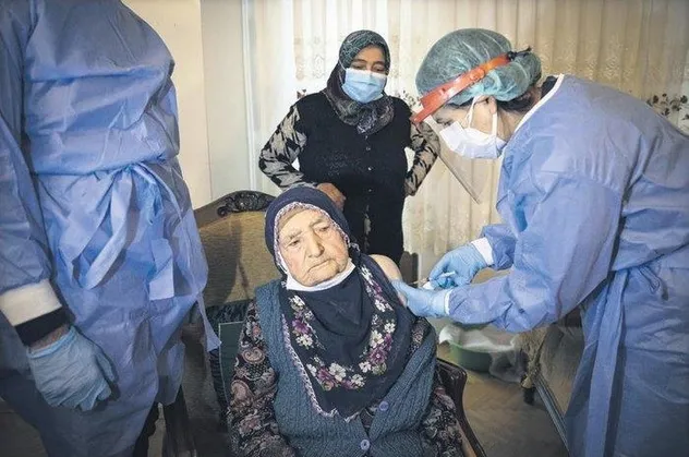 Avrupa’da son tercih Türkiye’de baş tacı: 90 yaş ve üzeri vatandaşlar için evde aşılama başladı